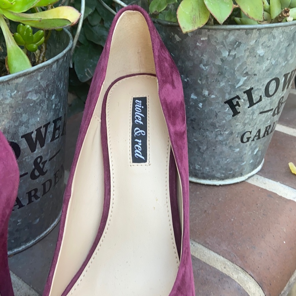 New Violet & Red Suede pumps
Color burgundy
Size 7 - Picture 2 of 9